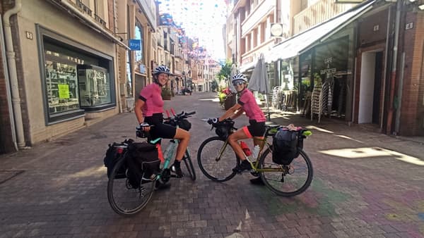 copertina Sorelle in bicicletta