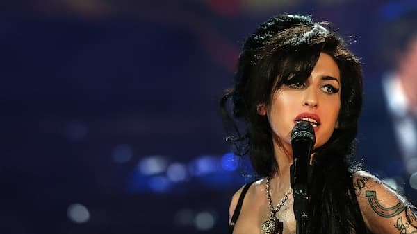 copertina del programma La Storia Di Amy Winehouse In Dieci Scatti