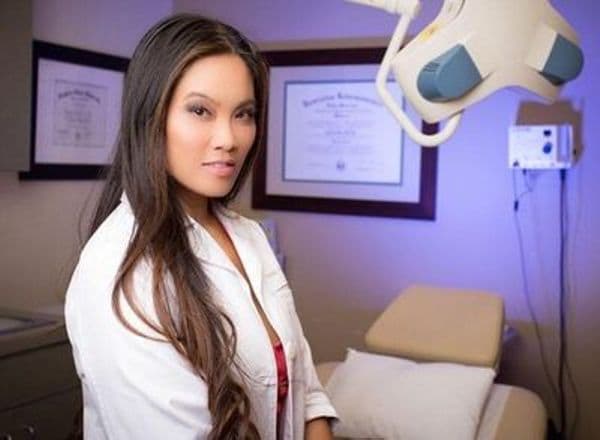 copertina Dr. Pimple Popper: la dottoressa schiacciabrufoli