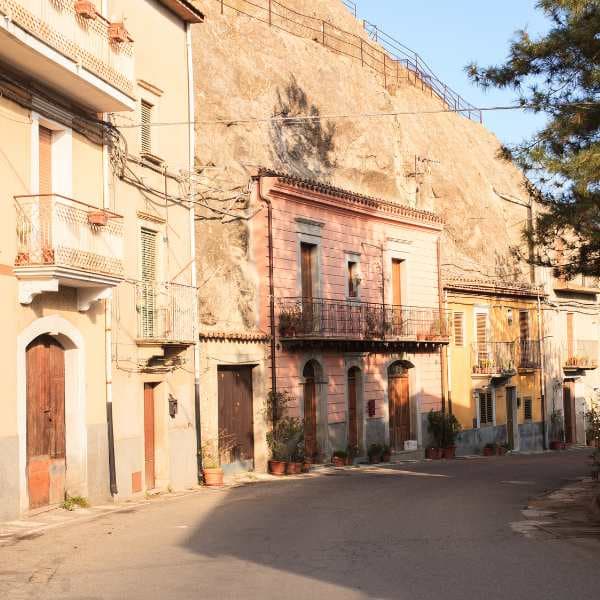 copertina Sperlinga una regale dimora rupestre