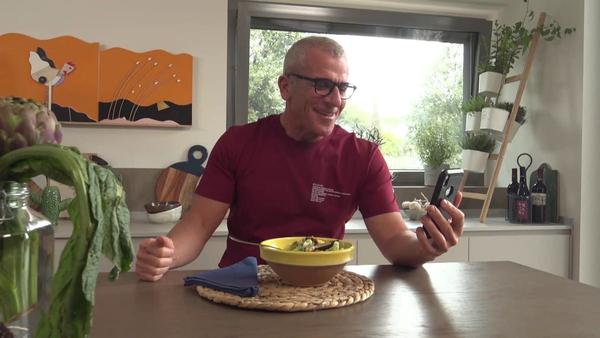 copertina Max sfida alle calorie - Stag. 7 Ep. 3 - Minestra di pesce e verdura / Broccoli e arzilla