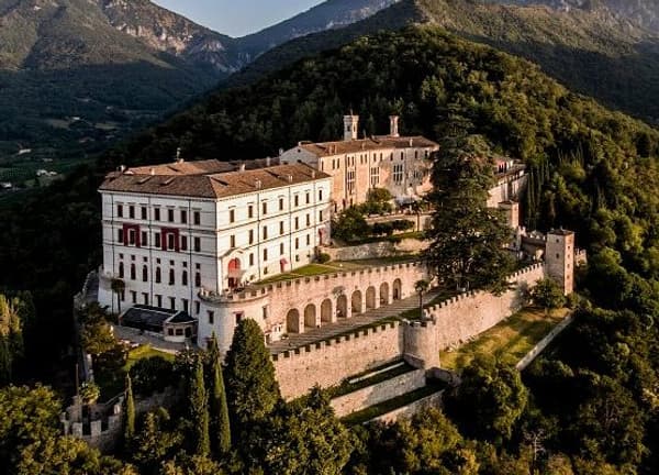 copertina del programma Un castello a sorpresa