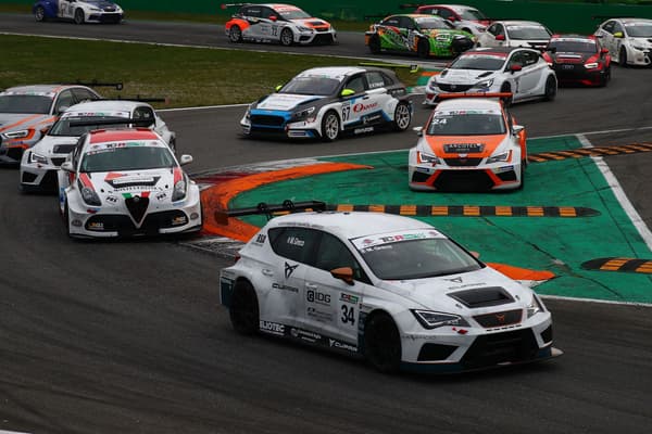 copertina TCR World Tour - Valencia - Gara 1