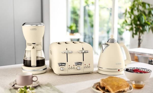 copertina del programma E' tutta un'altra casa con De'Longhi