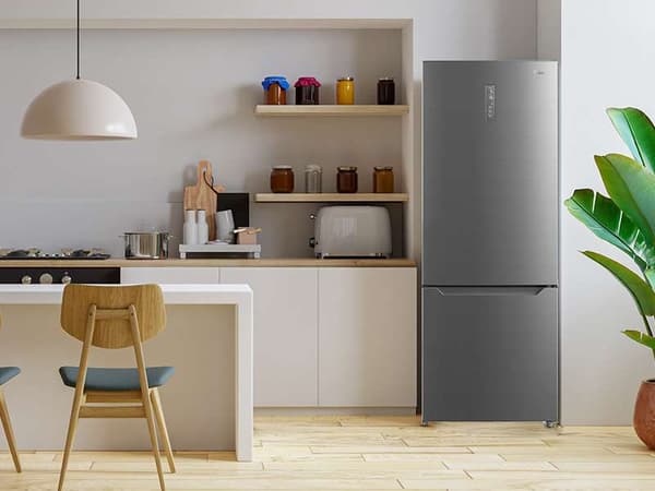 copertina E' tutta un'altra casa con Midea