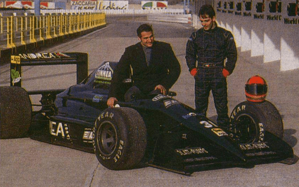 copertina del programma Andrea Moda Formula - La scuderia piu' folle di sempre