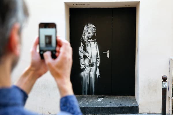 copertina del programma Banksy e la ragazza del Bataclan