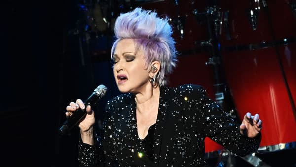 copertina del programma Decades Rock Cyndi Lauper Friends