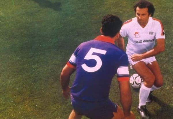 copertina Mezzo destro e mezzo sinistro - 2 calciatori senza pallone