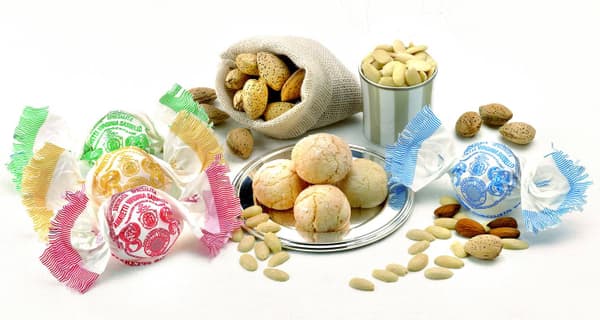 copertina Amaretti Virginia, cent'anni di dolcezze